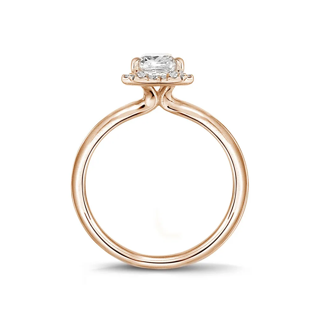 1.00 quilates halo anillo solitario con diamante talla esmeralda en oro rojo con diamantes redondos 